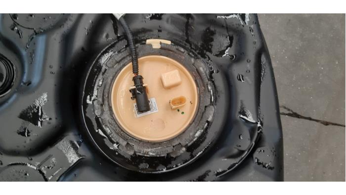 Kraftstoffpumpe Elektrisch van een Volkswagen Tiguan (AD1)  2016
