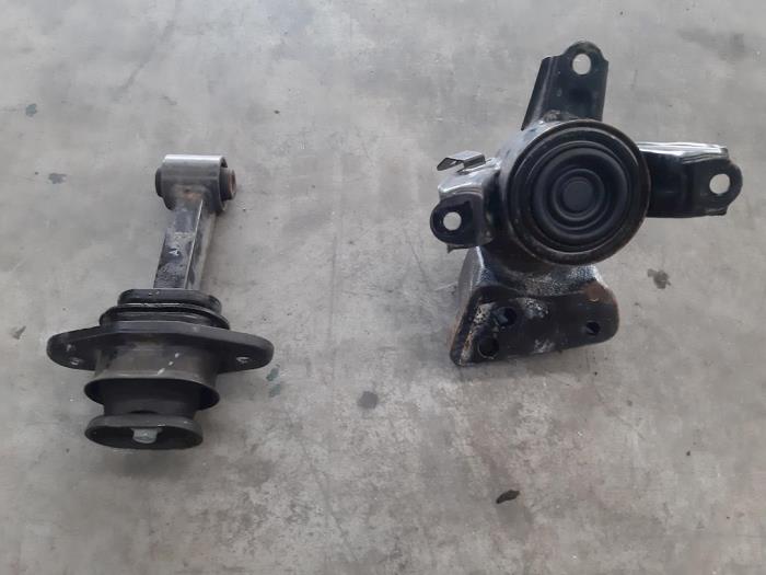 Engine mount from a Kia Picanto (TA) 1.0 12V 2014