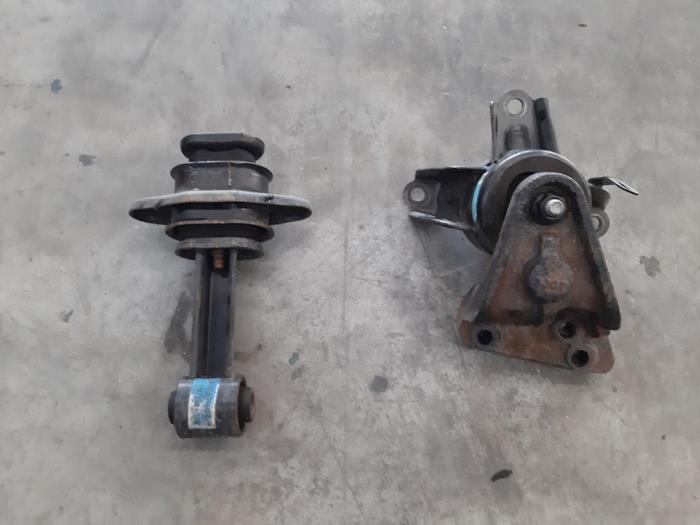 Engine mount from a Kia Picanto (TA) 1.0 12V 2014
