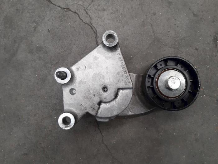 Usados Tensor correa múltiple Toyota Yaris II (P9) 1.4 D-4D Precio € 42,35 IVA incluido ofrecido por Autohandel Didier