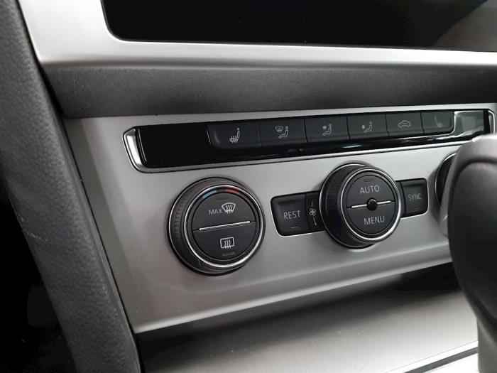 Panel de control de aire acondicionado de un Volkswagen Passat Variant (3G5) 1.6 TDI 16V 2018