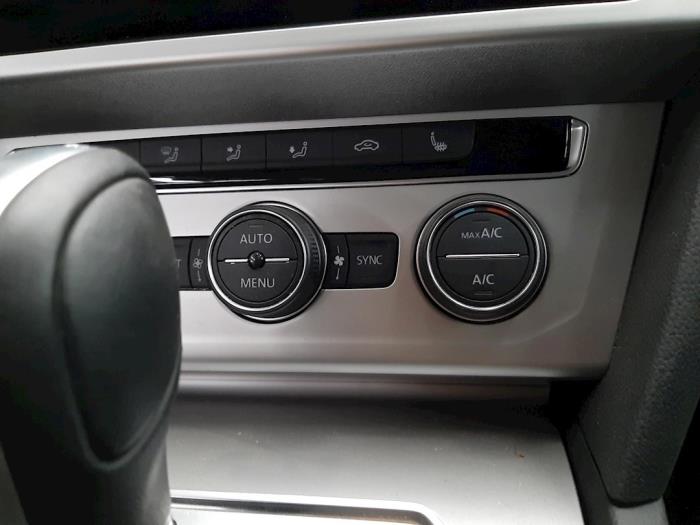 Klimabedienteil van een Volkswagen Passat Variant (3G5) 1.6 TDI 16V 2018
