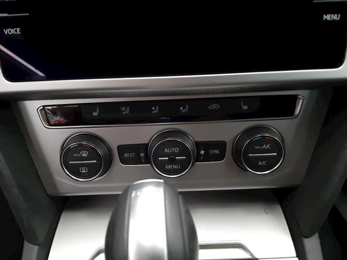 Panel de control de aire acondicionado de un Volkswagen Passat Variant (3G5) 1.6 TDI 16V 2018