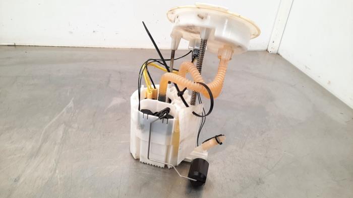 Electric fuel pump from a BMW 3 serie Gran Turismo (F34) 318d 2.0 16V 2016