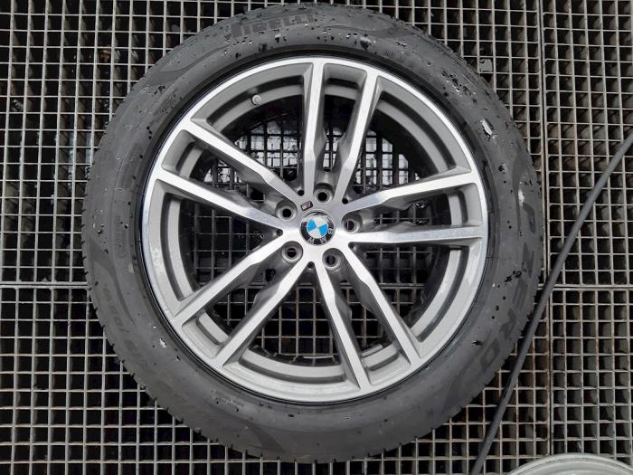 Wheel + tyre from a BMW 3 serie Touring (F31) 316d 2.0 16V 2017