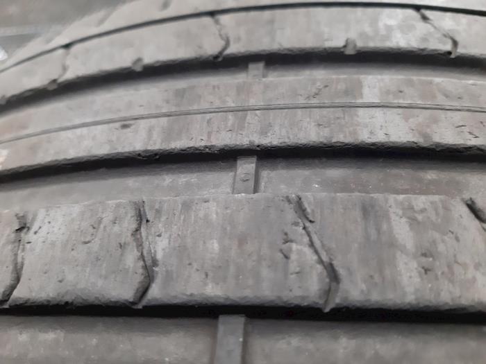 Wheel + tyre from a BMW 3 serie Touring (F31) 316d 2.0 16V 2017