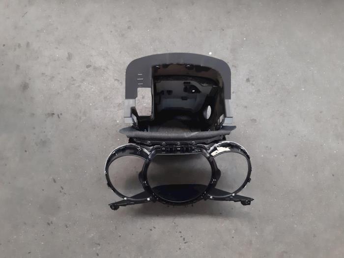 Steering box cover from a Kia Cee'd Sportswagon (JDC5) 1.6 CRDi 16V VGT 2014