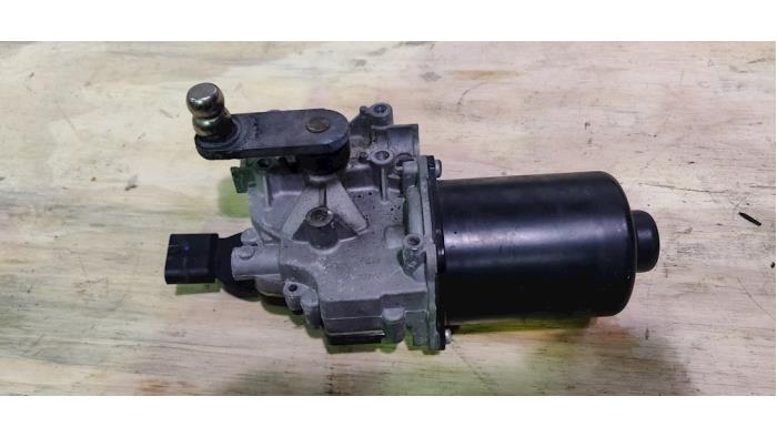 Front wiper motor from a Mercedes-Benz CLA (117.3) 2.0 AMG CLA-45 Turbo 16V 2017