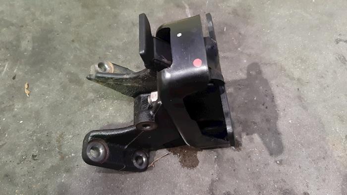 Used Engine mount Toyota Hilux IV 3.0 D4-D 16V 4x4 Price € 18,15 Inclusive VAT offered by Autohandel Didier