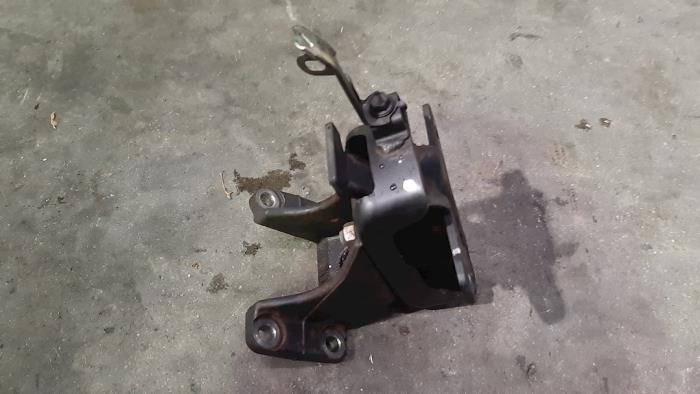 Used Engine mount Toyota Hilux IV 3.0 D4-D 16V 4x4 Price € 18,15 Inclusive VAT offered by Autohandel Didier