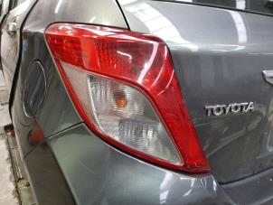 Gebrauchte Rücklicht links Toyota Yaris III (P13) 1.4 D-4D-F Preis € 54,45 Mit Mehrwertsteuer angeboten von Autohandel Didier