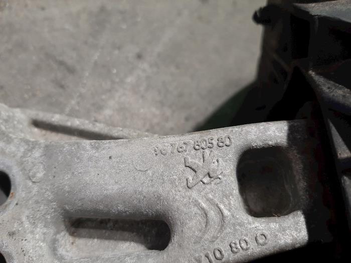 Engine mount from a Peugeot 208 I (CA/CC/CK/CL) 1.0 Vti 12V PureTech 2016