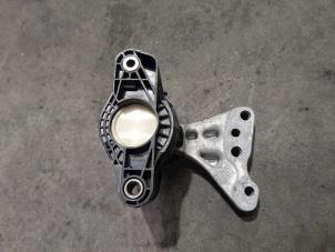 Engine mount from a Peugeot 208 I (CA/CC/CK/CL) 1.0 Vti 12V PureTech 2016
