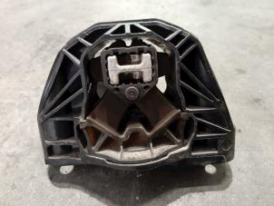 Engine mount from a Peugeot 208 I (CA/CC/CK/CL) 1.0 Vti 12V PureTech 2016