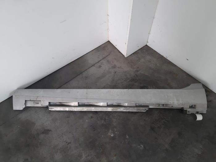 Car sill