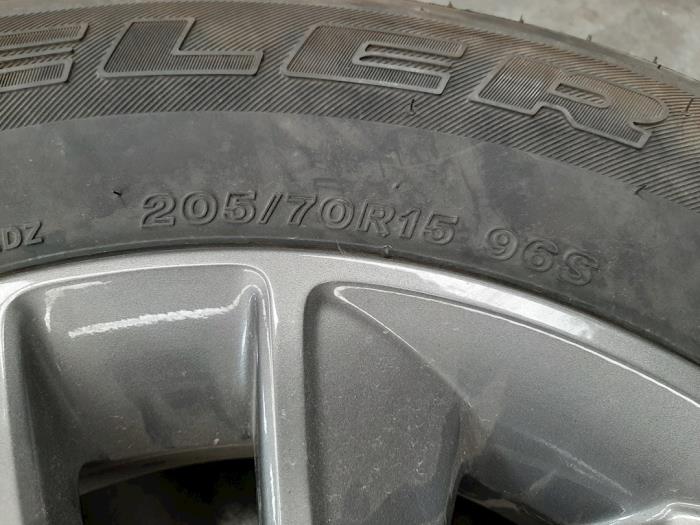 Wheel + tyre from a Suzuki Jimny Hardtop 1.3i 16V 4x4 2016