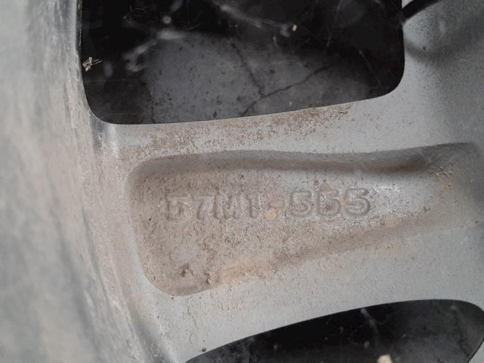 Wheel + tyre from a Suzuki Jimny Hardtop 1.3i 16V 4x4 2016