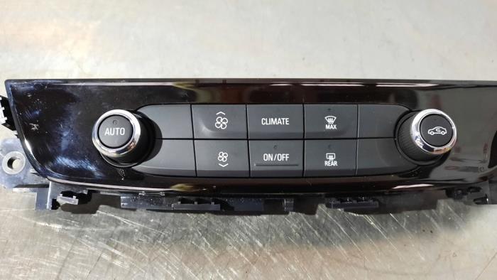 Air conditioning control panel from a Opel Insignia Sports Tourer 1.6 CDTI 16V 110 2017
