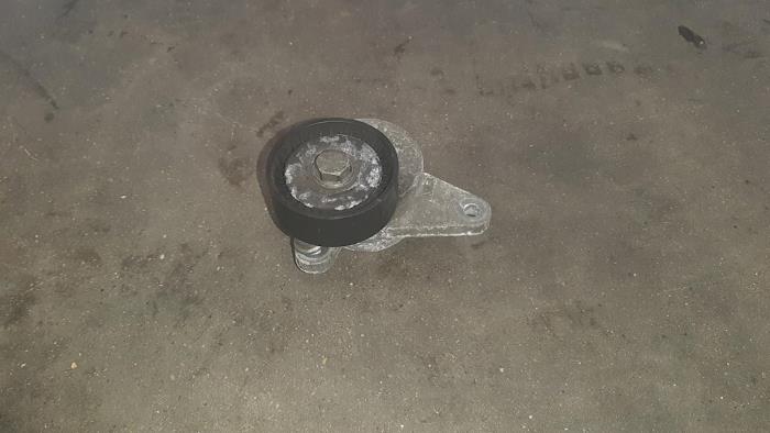 Spanrolle multiriem van een Audi A4 Avant (B9) 2.0 TDI Ultra 16V 2016