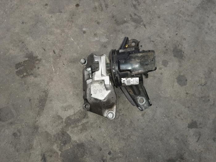 Used Engine mount Kia Sorento III (UM) 2.2 CRDi 16V VGT 4x4 Price € 102,85 Inclusive VAT offered by Autohandel Didier
