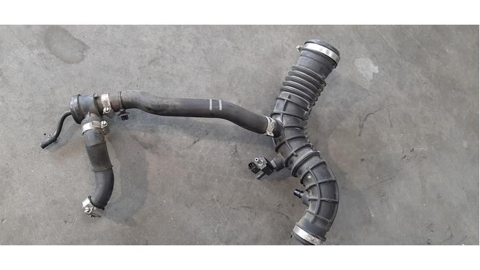Turbo hose from a Renault Clio IV (5R) 0.9 Energy TCE 90 12V 2016