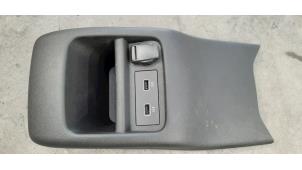 Używane Modul USB Renault Kadjar (RFEH) 1.3 TCE 140 FAP 16V Cena € 30,25 Z VAT oferowane przez Autohandel Didier