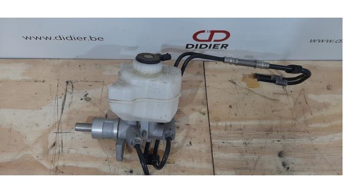 Master cylinder from a Land Rover Discovery IV (LAS) 3.0 SD V6 24V 2016
