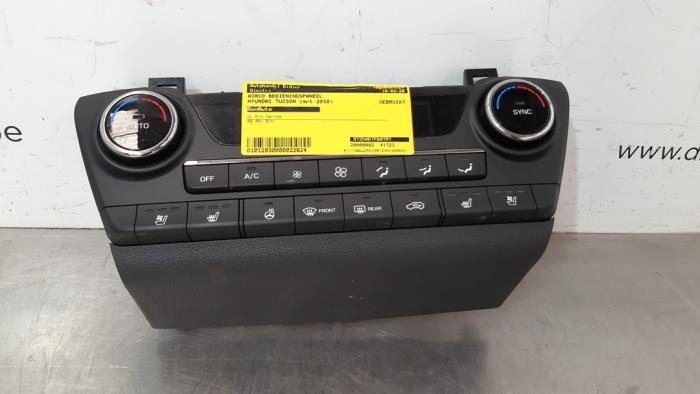 Air conditioning control panel from a Hyundai Tucson (TL) 1.6 T-GDi 16V 4WD 2018