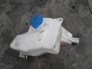 Used Front windscreen washer reservoir Landrover Discovery IV (LAS) 3.0 SD V6 24V Price € 30,25 Inclusive VAT offered by Autohandel Didier