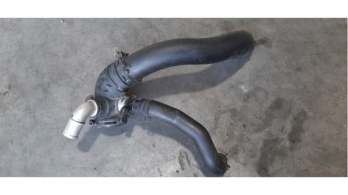 Gebrauchte Intercooler Schlauch Mazda CX-3 (DJ/DK) 1.5 Skyactiv D 105 16V Preis € 60,50 Mit Mehrwertsteuer angeboten von Autohandel Didier