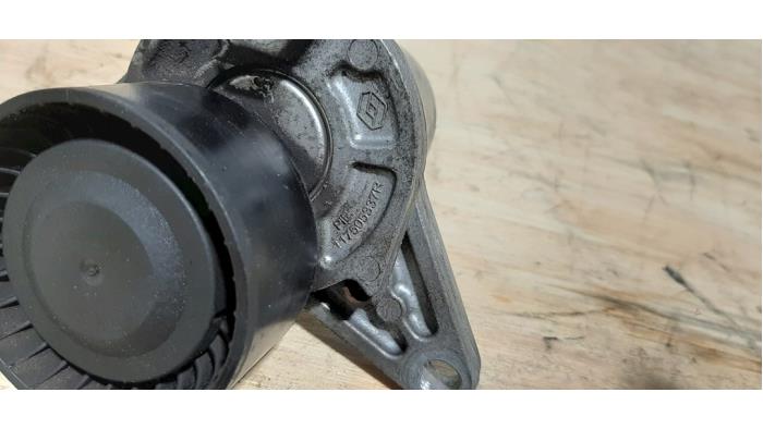 Engine mount from a Volkswagen Passat Variant (3G5) 1.6 TDI 16V 2018