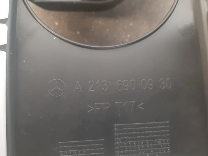 Embellecedor centro derecha de un Mercedes-Benz E (W213) E-63 AMG S 4.0 V8 Turbo 4-Matic+ 2019