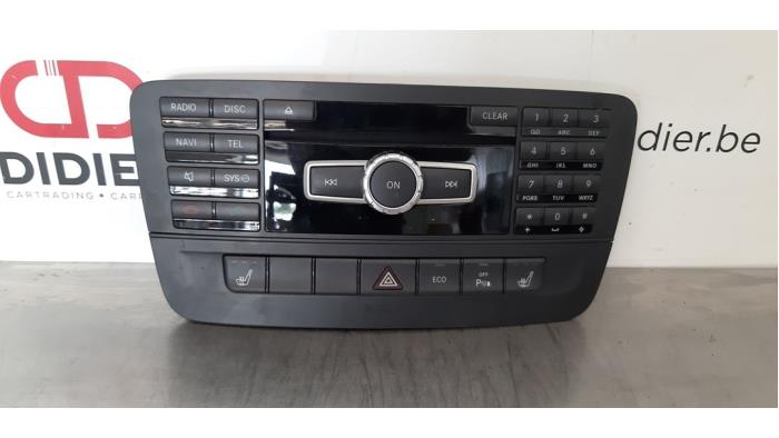 Używane Radio Mercedes B (W246/W242) 1.8 B-180 CDI BlueEFFICIENCY 16V Cena € 133,10 Z VAT oferowane przez Autohandel Didier