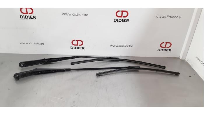 Set of wiper blades from a Audi A6 Avant (C8) 2.0 40 TDI Mild Hybrid 2018