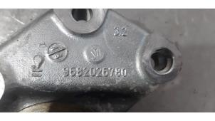 Engine mount from a Peugeot Partner Tepee (7A/B/C/D/E/F/G/J/P/S) 1.6 Blue HDi 75 2018