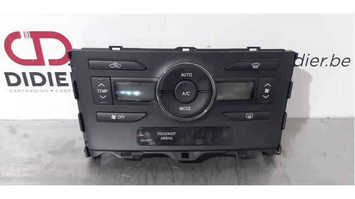 Air conditioning control panel from a Toyota Auris (E15) 1.8 16V HSD Full Hybrid 2011