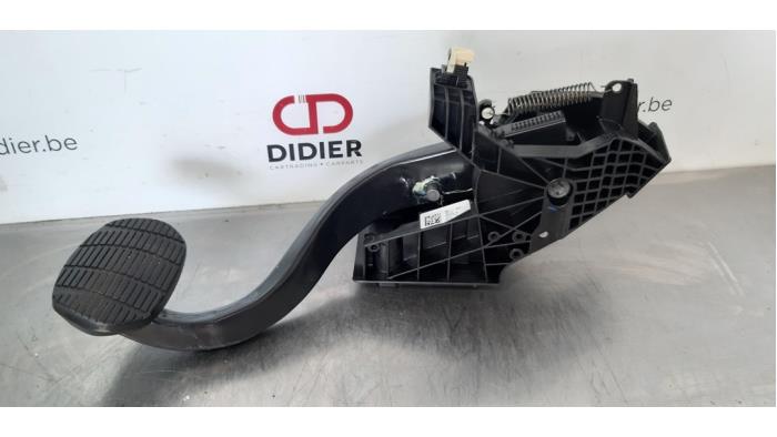 Brake pedal from a BMW 1 serie (F40) 116d 1.5 12V TwinPower 2020
