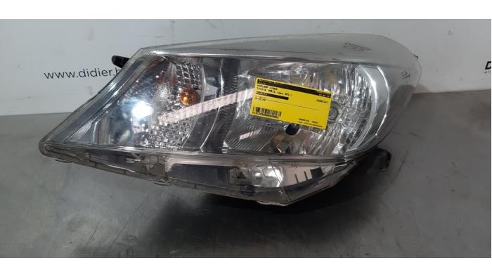 Headlight, left from a Toyota Yaris III (P13) 1.4 D-4D-F 2011
