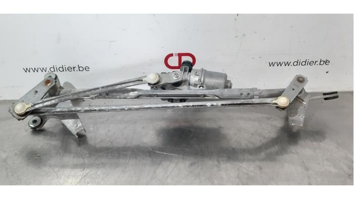 Wiper motor + mechanism from a Land Rover Discovery Sport (LC) 2.0 TD4 180 16V 2018
