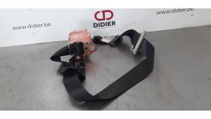 Used Rear seatbelt, centre Toyota Yaris III (P13) 1.4 D-4D-F Price € 66,55 Inclusive VAT offered by Autohandel Didier