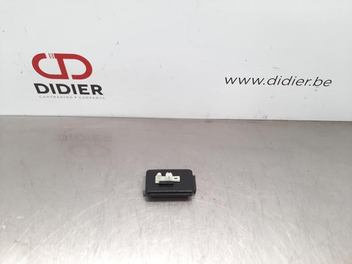 Begagnade USB-modul Landrover Range Rover Velar (LY) 2.0 D180 AWD Pris € 30,25 Inklusive moms erbjuds av Autohandel Didier