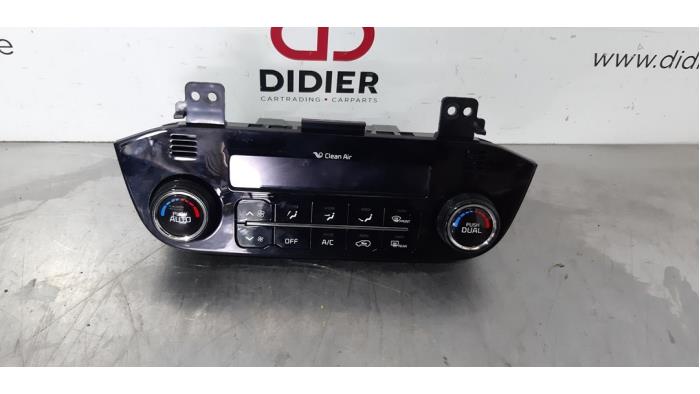 Air conditioning control panel from a Kia Sportage (SL) 2.0 CRDi 16V VGT 4x4 2014