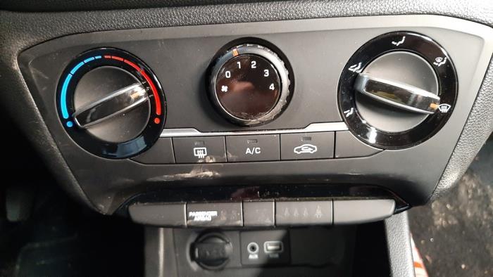Klimabedienteil van een Hyundai i20 (GBB) 1.2i 16V 2018