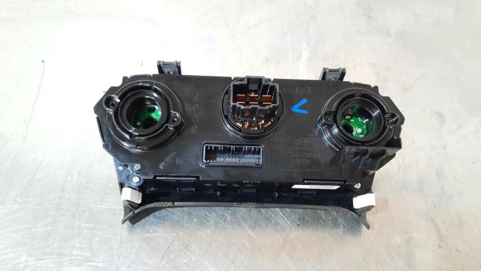 Air conditioning control panel from a Hyundai i20 (GBB) 1.2i 16V 2018