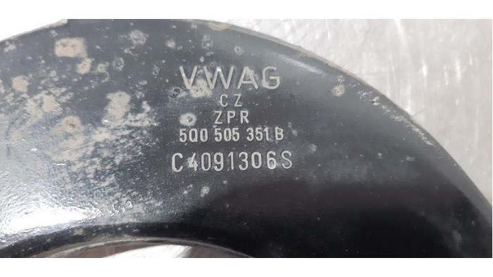 Rear wishbone, left from a Skoda Octavia Combi (5EAC) 2.0 TDI RS 16V 2014