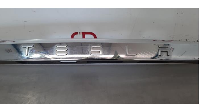 Barre feux arrière gauche + droite d'un Tesla Model X 100D 2019