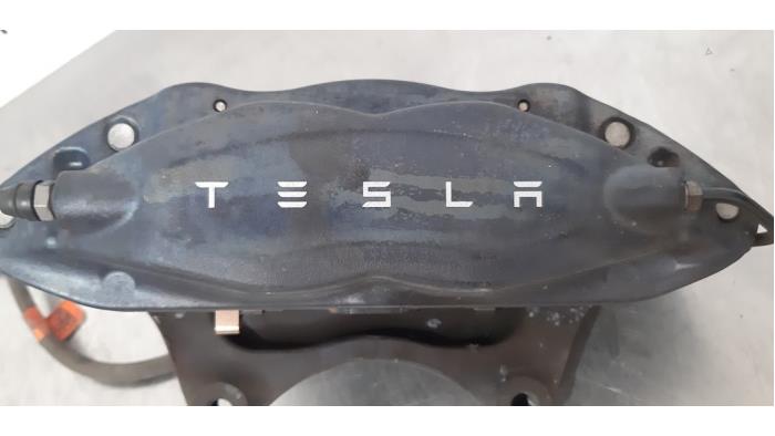 Pinza de freno izquierda delante de un Tesla Model X 100D 2019