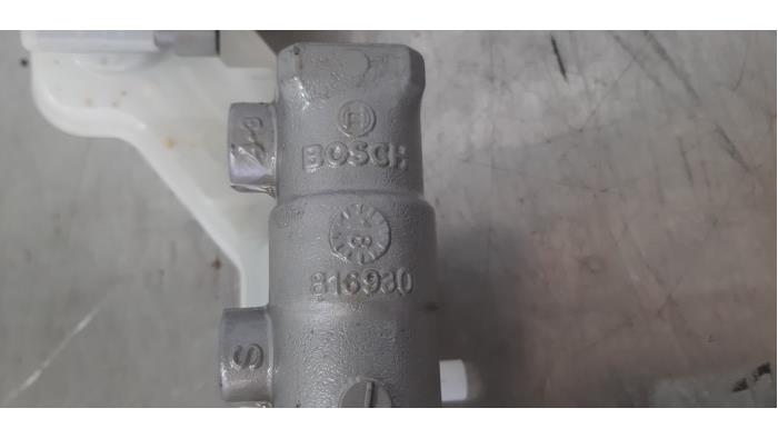 Master cylinder from a Mazda 3 Sport (BP) 1.8 SkyActiv-D 116 16V 2019