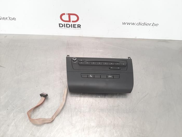 Używane Panel obslugi radia BMW 1 serie (E82) 120d 16V Cena € 133,10 Z VAT oferowane przez Autohandel Didier