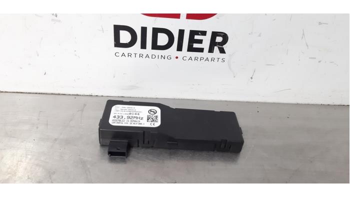 Używane Antenne Opel Adam 1.2 16V Cena € 30,25 Z VAT oferowane przez Autohandel Didier